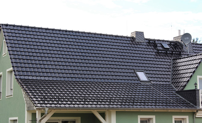 Schieferdach mit Dachfenstern und Blitzschutz